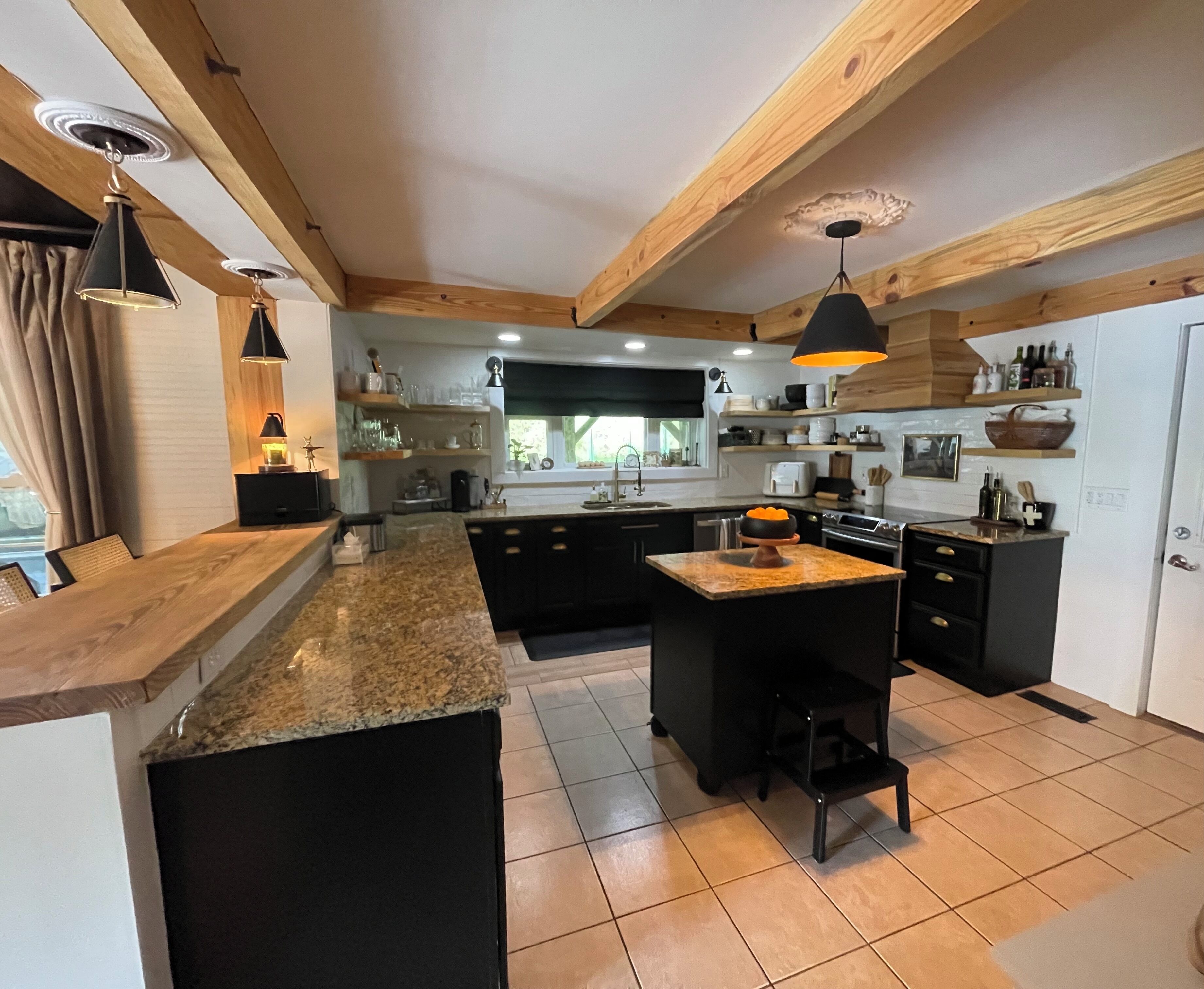 The Fern Farmhouse: Black Mountain 5 Bed/5.5 Bath/30 acres on the Broad River