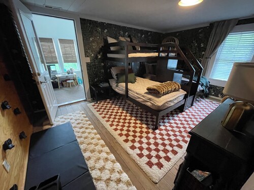The Fern Farmhouse: Black Mountain 5 Bed/5.5 Bath/30 acres on the Broad River