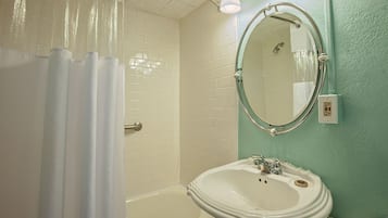 Een haardroger, handdoeken, zeep, toiletpapier