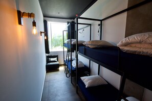 Bed in 4-Bed Mixed Dormitory Room | 침대 시트