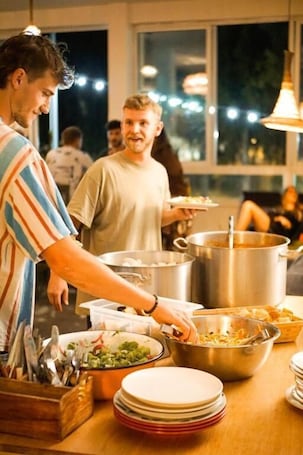 Cozinha compartilhada. Jungle Jaffa Hostel Age 18 to 45