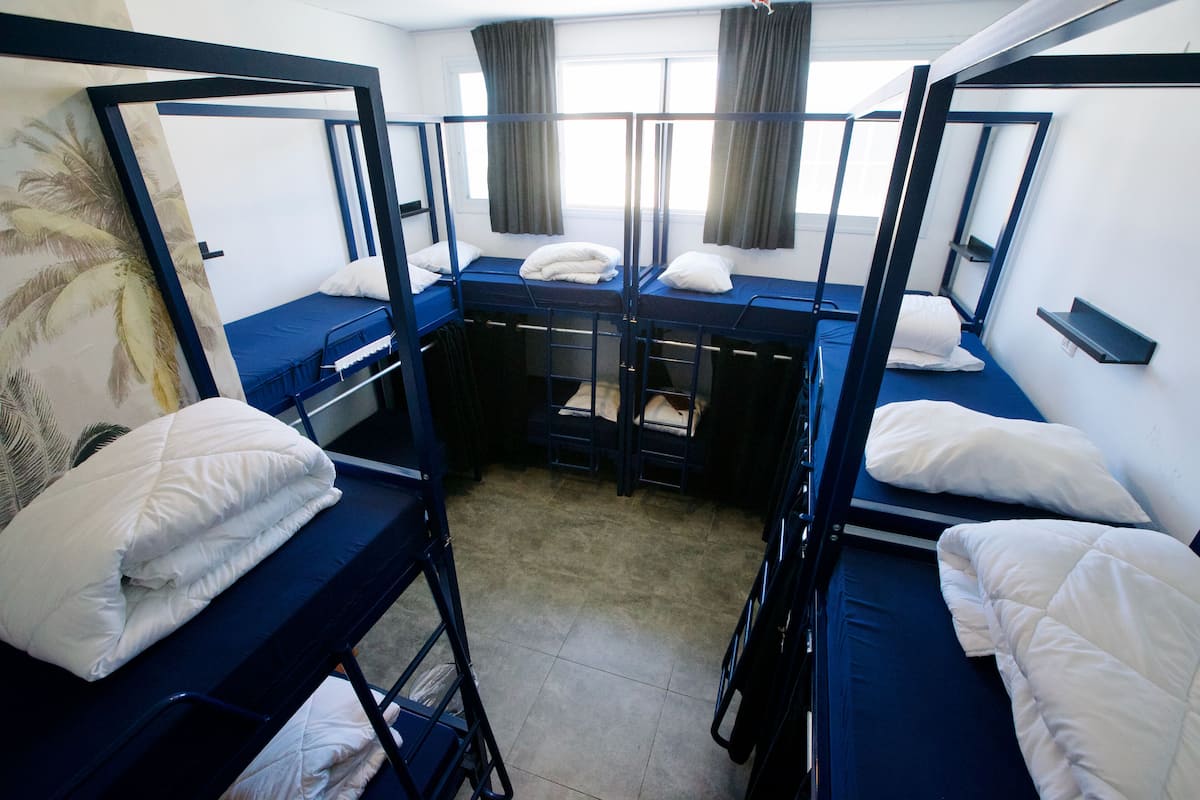 Bed in 12-Bed Mixed Dormitory Room | Seprai linen