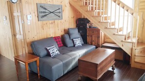 Smart-TV, peis, bøker og stereoanlegg