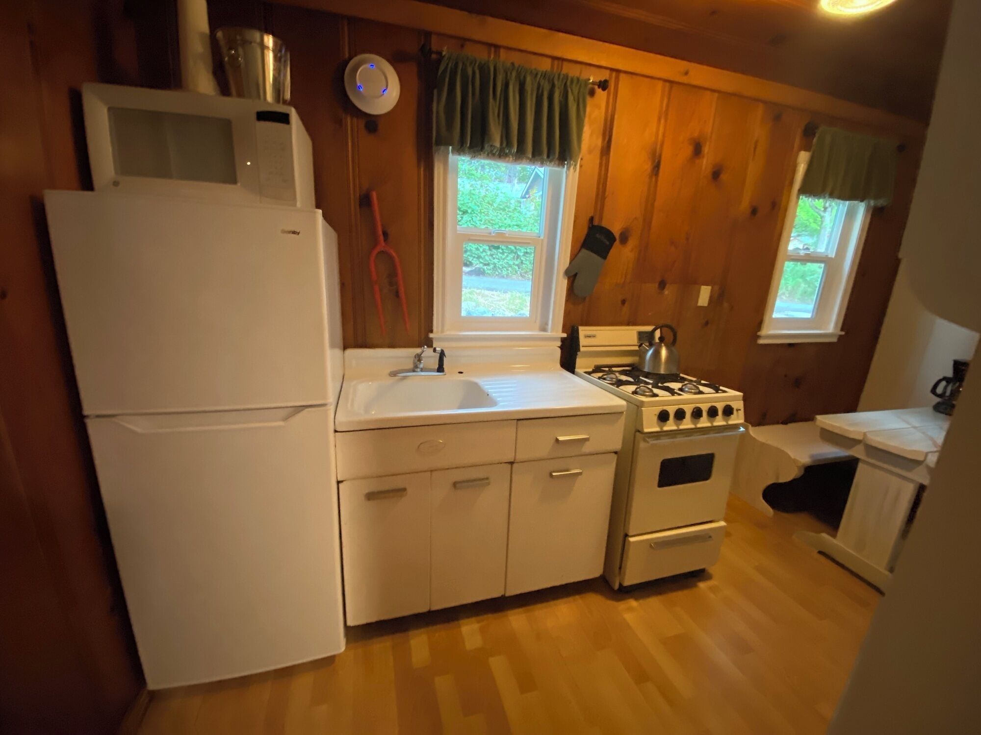 Refrigerador, microondas, horno y parrilla de estufa 
