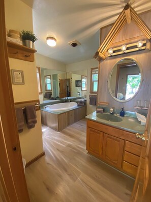 Badkar, hårtork och handdukar