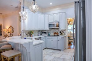 Fridge, microwave, oven, stovetop - Casa Italia Retreat — Early Bird Special! Patio Dining & Comfort for 8 (Amarillo)