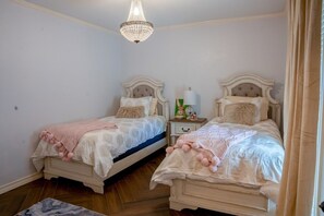 4 bedrooms, iron/ironing board, internet, bed sheets