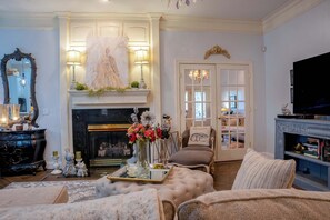 TV, offices - Casa Italia Retreat — Early Bird Special! Patio Dining & Comfort for 8 (Amarillo)