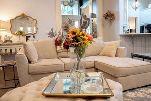 TV, offices - Casa Italia Retreat — Early Bird Special! Patio Dining & Comfort for 8 (Amarillo)