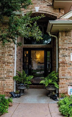 Exterior detail - Casa Italia Retreat — Early Bird Special! Patio Dining & Comfort for 8 (Amarillo)