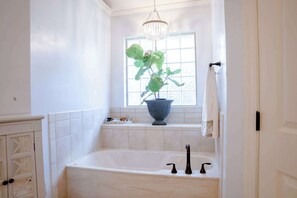 Shower, hair dryer, towels - Casa Italia Retreat — Early Bird Special! Patio Dining & Comfort for 8 (Amarillo)