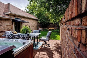 Outdoor dining - Casa Italia Retreat — Early Bird Special! Patio Dining & Comfort for 8 (Amarillo)