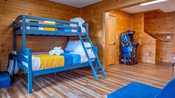 6 habitaciones, escritorio y tabla de planchar con plancha
