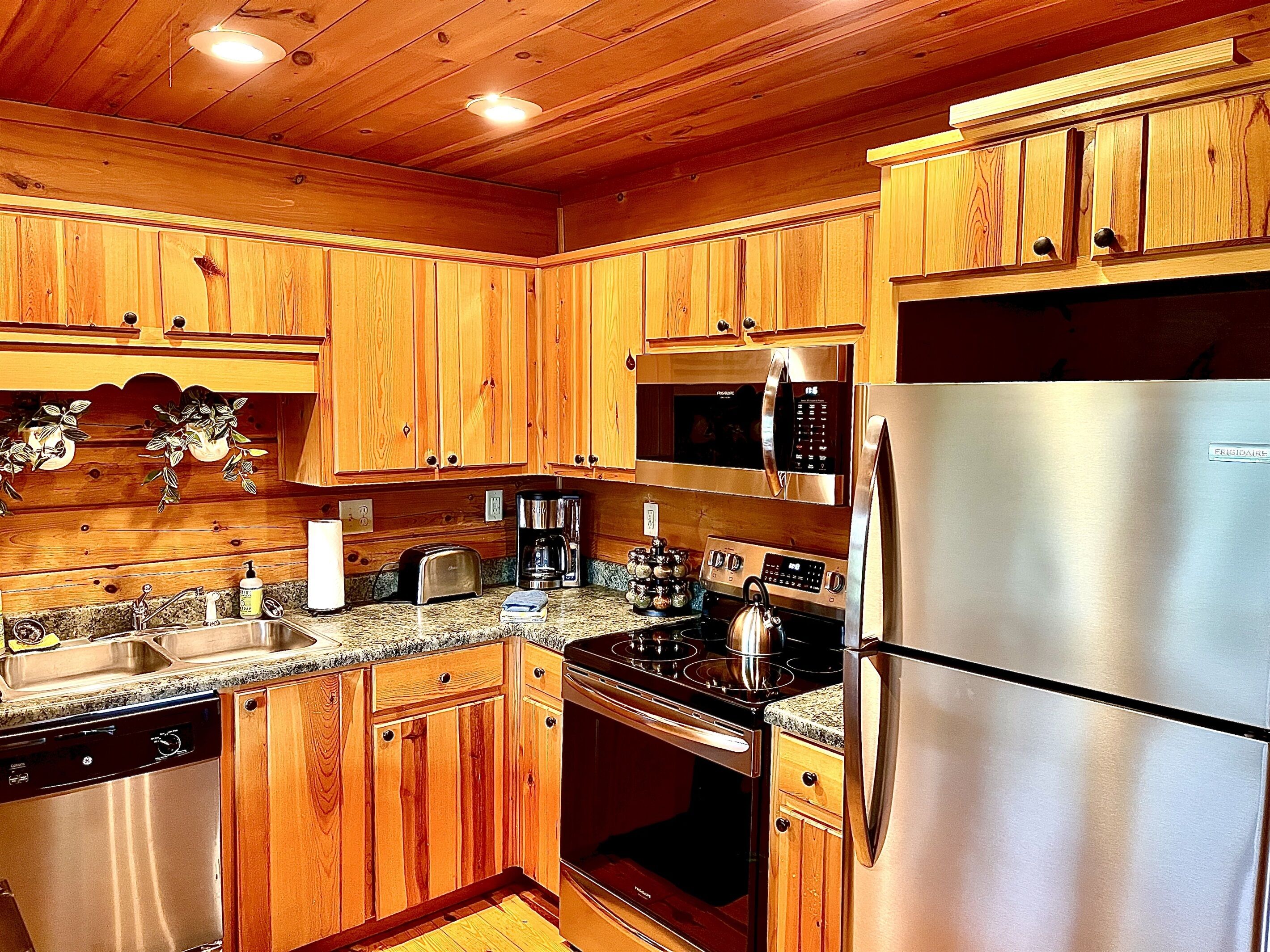 Køleskab, mikrobølgeovn, ovn, kogeplade