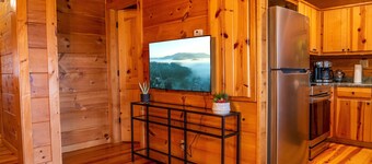 6BR Log Cabin | Walk to Downtown | Mountain Views