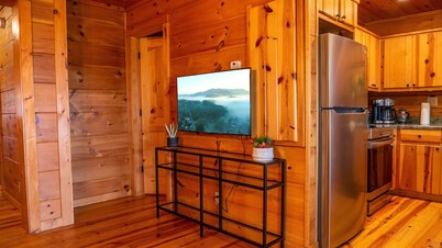 6BR Log Cabin | Walk to Downtown | Mountain Views