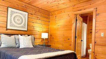 6 bedrooms, desk, iron/ironing board, travel crib