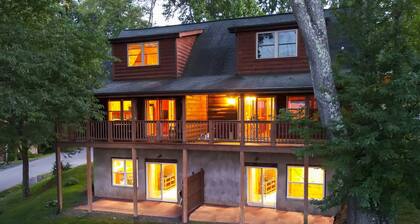 6BR Log Cabin | Walk to Downtown | Mountain Views