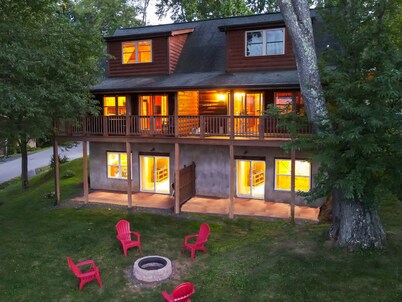 6BR Log Cabin | Walk to Downtown | Mountain Views