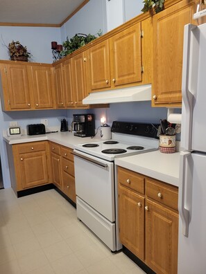 Microwave, oven, stovetop - Berry Lake House (Reading)