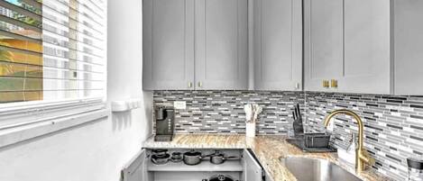 Fridge, oven, stovetop, dishwasher