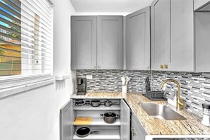 Fridge, oven, stovetop, dishwasher - The Tiny Escape (Miami)