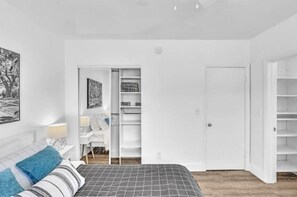 1 bedroom, desk, iron/ironing board, travel cot - The Tiny Escape (Miami)