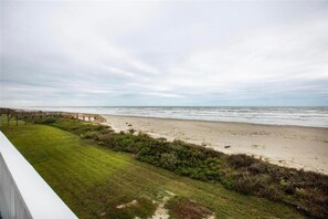 Plage, chaises longues, serviettes de plage