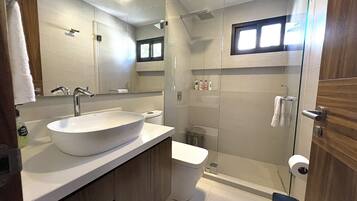 Douche, sĂšche-cheveux, serviettes fournies, savon