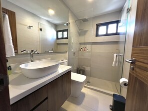 Dusche, Haartrockner, Handtücher, Seife