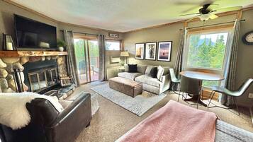 TV connectée, cheminée, table de tennis de table