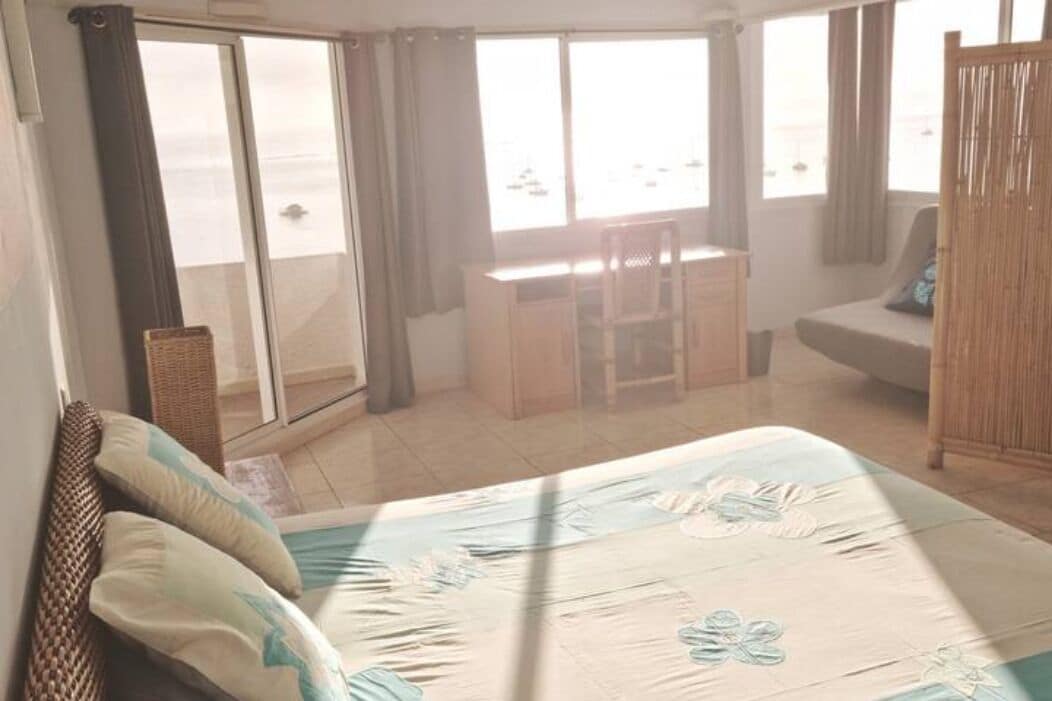 1 slaapkamer, een kluis op de kamer, een bureau