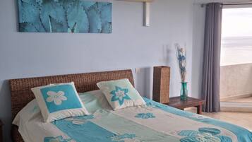 1 habitación, caja de seguridad en la habitación y escritorio