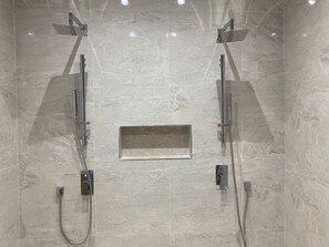 Ducha, secador de pelo, toallas y jabón