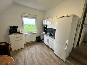 Microondas, horno, placa de cocina y cafetera o tetera