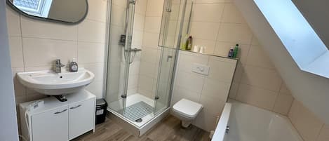 Serviettes fournies, papier de toilette