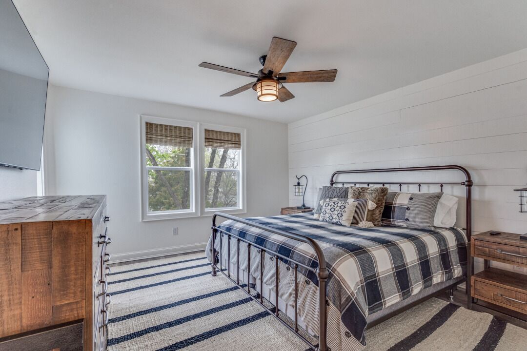 4 bedrooms, iron/ironing board, WiFi, bed sheets