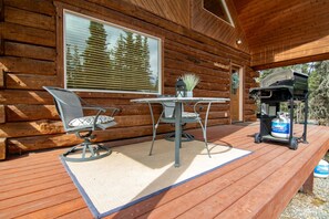 Outdoor dining - Anglers Escape on the Kenai Peninsula (Kenai)