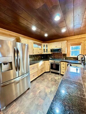 Fridge, microwave, oven, stovetop - Moose Haven Hideaway (Sterling)