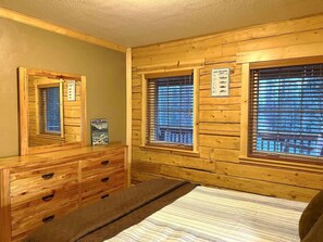 4 bedrooms, desk, free WiFi, bed sheets