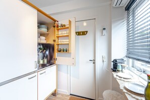 Kühlschrank, Mikrowelle, Herdplatte, Wasserkocher mit Kaffee-/Teezubehör