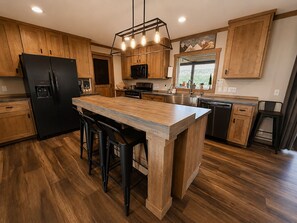 Fridge, microwave, oven, stovetop - Riverfront Home with Hot Tub, AC, Large Deck (Durango)