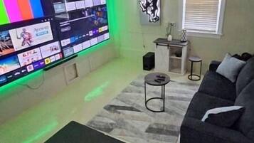 Smart-tv och eldstad
