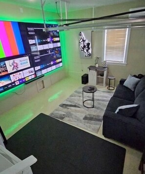 Smart-tv och eldstad