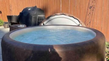 Tina de hidromasaje al aire libre