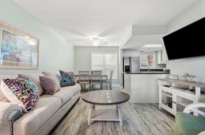 Living area - ISLAND PALMS B1 (North Myrtle Beach)