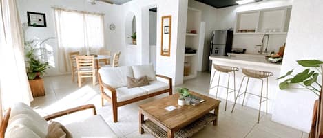 Appartamento Classic, 2 camere da letto, non fumatori, vista città | Area soggiorno | Smart TV 50 pollici con canali digitali, Netflix, libri