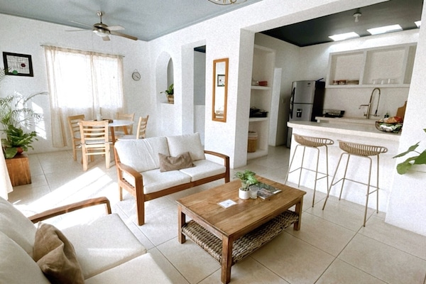 Classic-Apartment, 2 Schlafzimmer, Nichtraucher, Stadtblick | Wohnbereich | 50-Zoll-Smart-TV mit Digitalempfang, Netflix, Bücher