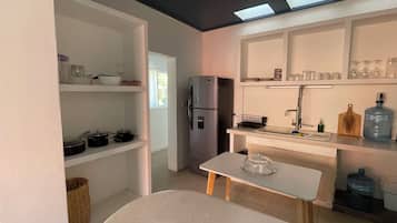 Apartamento clásico, 2 habitaciones, no fumadores, vistas a la ciudad | Cocina privada | Frigorífico, microondas, placa de cocina y cafetera o tetera