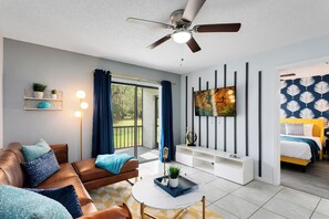 2 habitaciones, escritorio y tabla de planchar con plancha 